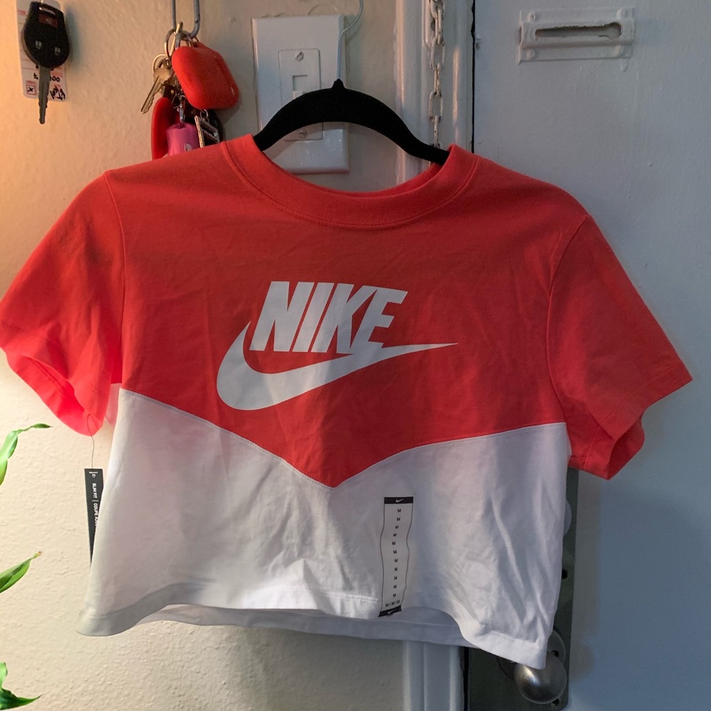 Nike Sportswear Heritage short sleeve crop top
